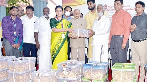 திருவள்ளூர் மாவட்டம், பெரியபாளையம் பவானி அம்மன் கோயிலின் 130.512 கிலோ பல மாற்று பொன் இனங்களை சுத்த தங்கமாக மாற்றி முதலீடு செய்ய, அவற்றை பாரத ஸ்டேட் வங்கி மண்டல மேலாளரிடம் நேற்று இந்து சமய அறநிலையத் துறை அமைச்சர் பி.கே.சேகர்பாபு ஒப்படைத்தார்.