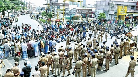 திருப்பூர் | இஸ்லாமியர்களுக்கான மத வழிபாட்டுத் தலத்துக்கு ‘சீல்' வைக்க எதிர்ப்பு: சாலை மறியலில் ஈடுபட்டதால் ஸ்தம்பித்த போக்குவரத்து