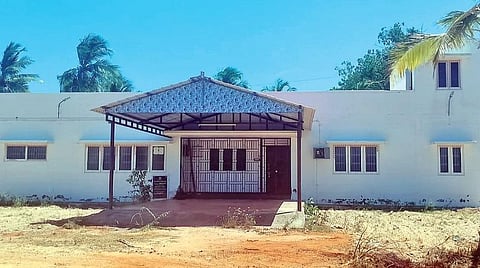 அரியலூர் சார் ஆட்சியர் குடியிருப்பில் அகற்றப்பட்ட சீமைக் கருவேல முட்செடிகள்