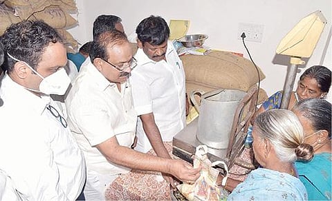 ஆவடி மாநகராட்சி பகுதியில் புதிய இரு நியாயவிலைக் கடைகளை நேற்று உணவு மற்றும் உணவுப் பொருள் வழங்கல் துறை அமைச்சர் அர.சக்கரபாணி திறந்து வைத்து, உணவு பொருள் விநியோகத்தை தொடங்கி வைத்தார். இந்நிகழ்வில், பால்வளத் துறை அமைச்சர்  சா.மு.நாசர் உள்ளிட்டோர் பங்கேற்றனர்.