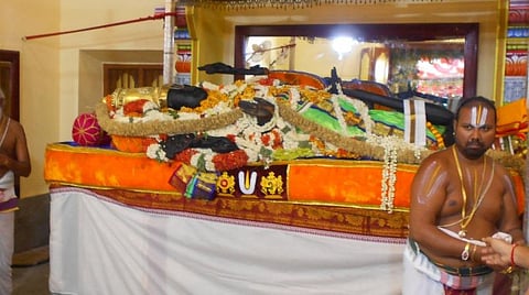 அத்தி வரதர் வைபத்தின் 3-ம் நாளில் இளம்பச்சை நிறப்பட்டாடையில்  சயன கோலத்தில் அருள்பாலித்தார்.