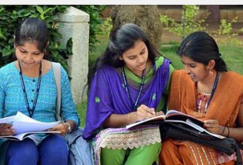 ரூ.1000 வழங்கும் கல்வி உதவி திட்டத்திற்கு விவரங்களை இணையத்தில் பதிவேற்றுவதில் சிக்கல் : மாணவர்கள், பெற்றோர் புகார்