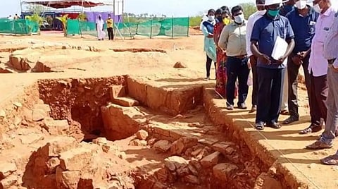 ஆதிச்சநல்லூரில் அகழாய்வுப் பணியில் சுண்ணாம்பு, செங்கலால் கட்டப்பட்ட சுவர் கண்டுபிடிப்பு