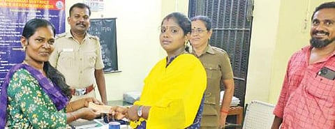 திருப்பத்தூர் நகர் காவல் நிலையத்தில் கீழே தவறவிட்ட பணப்பையை  புஷ்பலதாவிடம் ஒப்படைத்த சண்முகபிரியா.