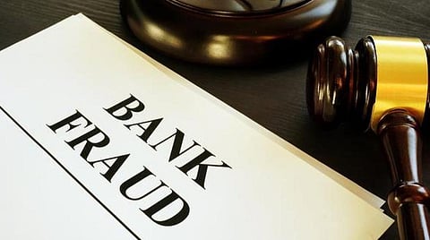 கடந்த நிதியாண்டில் வங்கி மோசடிகள் பாதியாக குறைந்தது