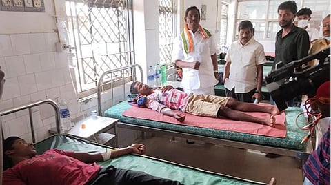 காரைக்கால் அரசு பொது மருத்துவமனையில், வயிற்றுப் போக்கால் பாதிக்கப்பட்டு சிகிச்சைப் பெற்று வருவோரை சந்தித்து ஆறுதல் கூறிய புதுச்சேரி மாநில காங்கிரஸ் தலைவர் ஏ.வி.சுப்பிரமணியன்