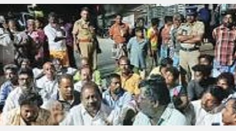 தொழுவந்தாங்கலில் ஜெயலலிதா சிலை அகற்றப்பட்டதற்கு எதிர்ப்பு தெரிவித்து சாலை மறியலில் ஈடுபட்ட அதிமுகவினர்.