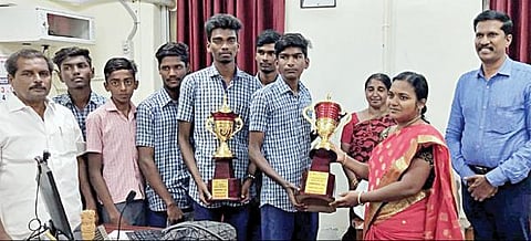 தேசிய அளவிலான கூடைப்பந்து போட்டிக்கு தகுதி பெற்றுள்ள அலங்காநல்லூர் அரசு ஆண்கள் மேல்நிலைப்பள்ளி மாணவர்களை மதுரை மாவட்ட முதன்மைக்கல்வி அலுவலர் கார்த்திகா பாராட்டினார்.