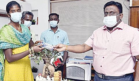 ஹரியாணாவில் நடைபெற்ற தேசிய கைப்பந்துப் போட்டியில்  சிறப்பாக ஆடிய தேனி பழனிசெட்டிபட்டி அரசு மேல்நிலைப் பள்ளி மாணவி எ.ஆனந்தியை தேனி மாவட்ட ஆட்சியர் க.வீ.முரளீதரன் பாராட்டி பரிசு வழங்கினார்.