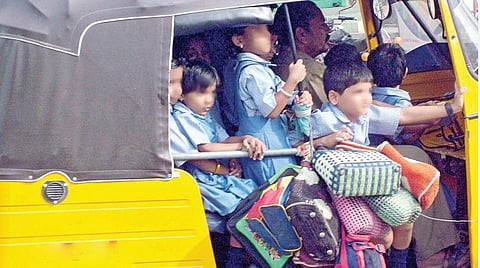 பள்ளிக் குழந்தைகளை அதிக எண்ணிக்கையில் ஏற்றிச் சென்றால் நடவடிக்கை அவசியம்
