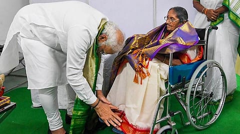 சுதந்திர போராட்ட வீரர் கிருஷ்ணமூர்த்தி-அஞ்சுலட்சுமி தம்பதியினரின் மகள் கிருஷ்ண பாரதியின் பாதங்களை தொட்டு வணங்கிய பிரதமர் நரேந்திர மோடி. படம்: பிடிஐ