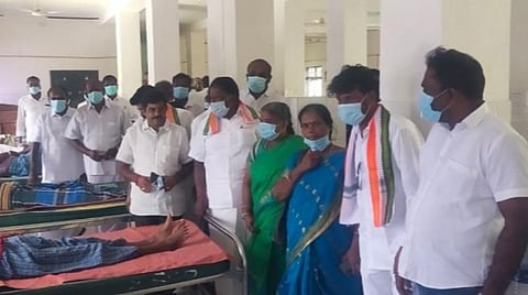 வயிற்றுப்போக்கால் பாதிக்கப்பட்டு காரைக்கால் அரசு பொது மருத்துவமனையில் சிகிச்சைப் பெற்று வருவோரை சந்தித்த புதுச்சேரி முன்னாள் முதல்வர் வி.நாராயணசாமி, மக்களவை உறுப்பினர் வி.வைத்திலிங்கம்.
