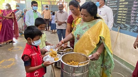 மதிய உணவு தொடர்பான புகார் | முதல்வரிடம் தெரிவிப்பதுடன் நானும் முடிவு எடுப்பேன்: ஆளுநர் தமிழிசை