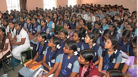 அரசுப் பள்ளிகளில் சிறார் திரைப்பட விழா: சிறப்பாக விமர்சனம் செய்தால் அயல் நாட்டு சுற்றுலா - தமிழக அரசின் அசத்தல் அறிவிப்பு
