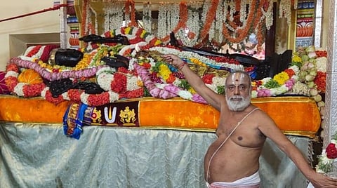 நீல வண்ண பட்டாடையில் அத்தி வரதர்