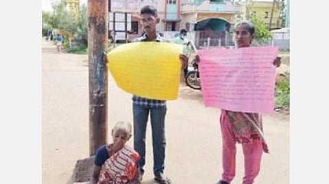 110 பவுன் நகையை பறிகொடுத்த சின்னதுரை தன் மனைவியுடன் புதுக்கூரைப்பேட்டை பேருந்து நிறுத்தம் அருகே பிச்சையெடுக்கும் போராட்டத்தில் ஈடுபட்டு தன் எதிர்ப்பை பதிவு செய்தார்.
