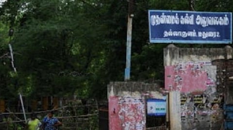 தற்காலிக ஆசிரியர் நியமனத்துக்கு இடைக்கால தடை: கல்வி அலுவலக தபால் பெட்டியில் போடப்பட்ட விண்ணப்பங்கள்
