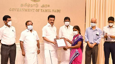 பணியிடத்தில் உயிரிழந்த கட்டுமான தொழிலாளர்களின் வாரிசுகளுக்கு நிவாரணத் தொகை: முதல்வர் ஸ்டாலின் வழங்கினார்