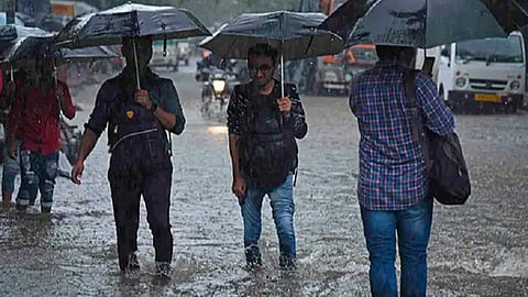 மும்பையில் கனமழை: பள்ளத்தில் விழுந்து இருசக்கர வாகன ஓட்டி பரிதாப பலி