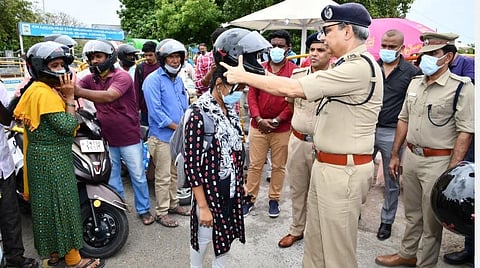 சென்னையில் பின்னிருக்கையில் ஹெல்மெட் அணியாத 63,912 பேர் மீது வழக்கு: இது 43 நாட்கள் கணக்கு!