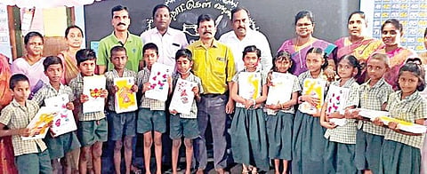 மதுரை மாவட்டம் சோழவந்தான் சிஎஸ்ஐ தொடக்கப் பள்ளியில் தற்போது படிக்கும் மாணவர்களுக்கு நோட்டுப்புத்தகங்கள் வழங்கிய முன்னாள் மாணவர்கள்.