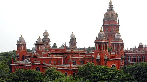 பின்வாசல் வழியாக அரசுப் பணியில் சேருபவர்களை எந்தச் சூழலிலும் பணி வரன்முறை செய்யக் கூடாது: தமிழக அரசுக்கு சென்னை உயர் நீதிமன்றம் உத்தரவு