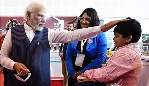 சிறப்பு குழந்தையுடன் உரை யாடிய பிரதமர் மோடி.
