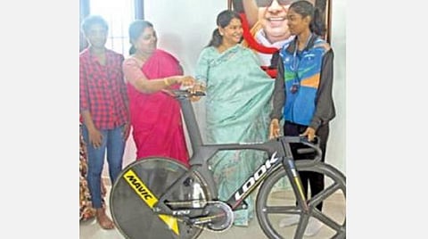 உலக சைக்கிளிங் சாம்பியன் போட்டியில் பங்கேற்பதற்காக ஓட்டப்பிடாரம் பகுதி மாணவி ஸ்ரீமதிக்கு ரூ.14 லட்சம் மதிப்பிலான நவீன சைக்கிளை வழங்கினார் தூத்துக்குடி மக்களவை தொகுதி உறுப்பினர் கனிமொழி. உடன் அமைச்சர் பெ.கீதாஜீவன். படம்: என்.ராஜேஷ்