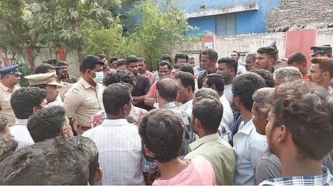 வாணியம்பாடி அரசு மருத்துவமனையை முற்றுகையிட்ட கெளரியின் உறவினர்கள்.