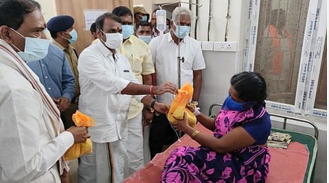 வயிற்றுப் போக்கால் பாதிக்கப்பட்டு காரைக்கால் அரசு பொது மருத்துவமனையில் சிகிச்சைப் பெற்று வருவோரை சந்தித்து ஆறுதல் கூறிய மத்திய இணை அமைச்சர் எல்.முருகன். உடன் புதுச்சேரி அமைச்சர் ஏ.நமசிவாயம், எம்.பி. செல்வகணபதி, பாஜக மாநிலத் தலைவர் வி.சாமிநாதன் உள்ளிட்டோர்.