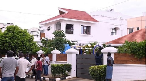 கோவையில் அதிமுக பிரமுகர் தொடர்புடைய இடங்களில் 2-வது நாளாக வருமான வரித்துறையினர் சோதனை