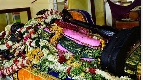 நீண்ட வரிசையில் நின்று அத்தி வரதரை தரிசித்த பக்தர்கள்