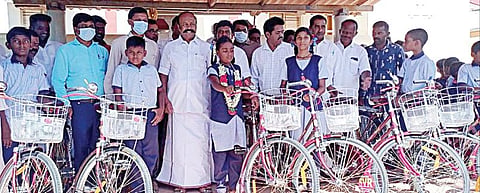 கல்லல் அருகே பாடத்தான்பட்டி ஊராட்சி ஒன்றிய நடுநிலைப் பள்ளிக்கு கிராம மக்கள் கல்வி சீர்வரிசையாக அளித்த சைக்கிள்களை வெளியூர் மாணவர்களுக்கு ஊரக வளர்ச்சித்துறை அமைச்சர் கே.ஆர்.பெரியகருப்பன் வழங்கினார்.