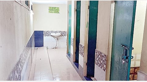 அரசு பள்ளிகளை பெருமையின் அடையாளமாக மாற்ற அரசு முனைப்பு: ரூ.107 கோடியில் குடிநீர், கழிப்பறை வசதி