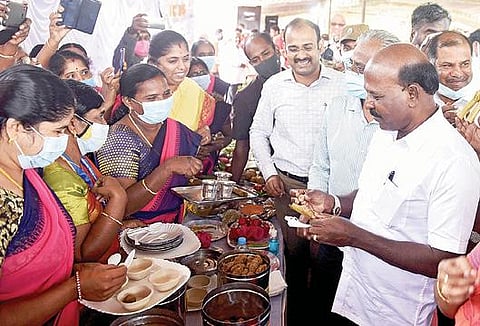 கோவை குரும்பபாளையம் அரசு மேல்நிலைப்பள்ளியில் நேற்று நடை பெற்ற வருமுன் காப்போம் திட்ட முகாமில் ஒருங்கிணைந்த குழந்தைகள் வளர்ச்சி திட்ட அரங்கை பார்வையிட்ட சுகாதாரத்துறை அமைச்சர் மா.சுப்பிரமணியன். உடன், மாவட்ட ஆட்சியர் ஜி.எஸ்.சமீரன் உள்ளிட்டோர். படம்: ஜெ.மனோகரன்