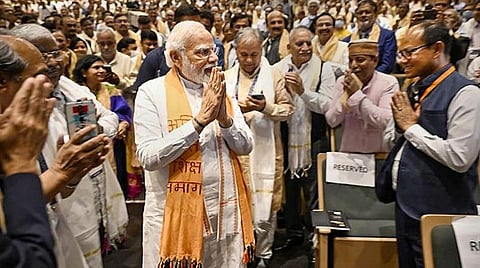 தேசிய கல்வி கொள்கையை அமல் செய்வது தொடர்பான அகில இந்திய கல்வி மாநாட்டை பிரதமர் நரேந்திர மோடி, வாரணாசியில் நேற்று தொடங்கிவைத்தார்.  அப்போது கல்வியாளர்களுடன் அவர் கலந்துரையாடினார். படம்: பிடிஐ