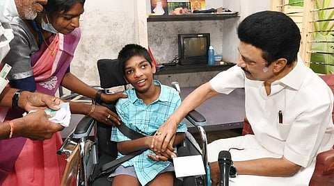 தி.மலையில் மாற்றுத்திறனாளி சிறுவன் சிவானந்தத்தை சந்தித்த முதல்வர் ஸ்டாலின் 