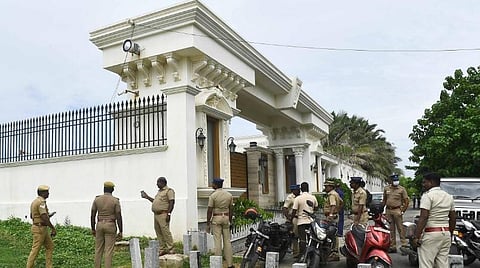 முன்னாள் அமைச்சர் காமராஜ் தொடர்புடைய  இடங்களில் இருந்து ரூ.41 லட்சம் பறிமுதல்