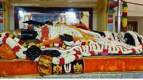 மஞ்சள்(வெளிர்) நிற பட்டாடையில் அத்தி வரதர் பக்தர்களுக்கு சயன கோலத்தில் அருள்பாலித்தார்.