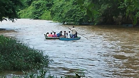 தொடர் மழையால் மாயாற்றில் வெள்ளப்பெருக்கு: கிராம மக்கள் ஆபத்தான பரிசல் பயணம்