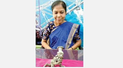 கிருஷ்ணர் சிலையை  பார்வையிடும் வட்டாட்சியர் சிக்கந்தர் பபிதா.