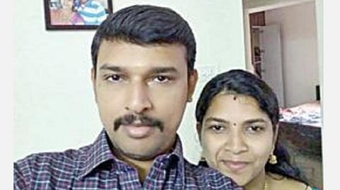 விருதுநகரில் காரும், பேருந்தும் மோதிய விபத்தில் உயிரிழந்த தம்பதி மனோஜ், நித்தாஷா.
