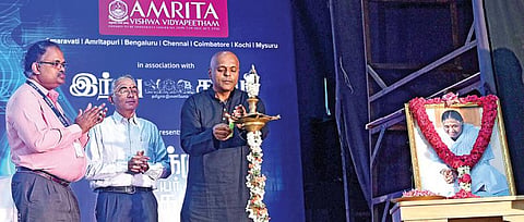 ஸ்ரீஅமிர்தா ஸ்கூல் ஆஃப் இன்ஜினீயரிங் - ‘இந்து தமிழ் திசை’ சார்பில் ‘உயர்வுக்கு உயர்கல்வி’ வழிகாட்டி நிகழ்ச்சி சென்னையில் நேற்று தொடங்கியது. தொடக்க விழாவில் சிறப்பு விருந்தினர்களாக சோஹோ ஸ்கூல் ஆப் லேர்னிங் மற்றும் சோஹோ நிறுவனத் தலைவர் ராஜேந்திரன் தண்டபாணி, சென்னை சகோதயா ஸ்கூல் காம்ப்ளக்ஸ் செயலர் பி.ஜி.சுப்ரமணியன், அமிர்தா ஸ்கூல் ஆஃப் இன்ஜினீயரிங் கல்லூரியின் முதல்வர் பி.சங்கர் உள்ளிட்டோர் கலந்துகொண்டனர்.படம் ம.பிரபு