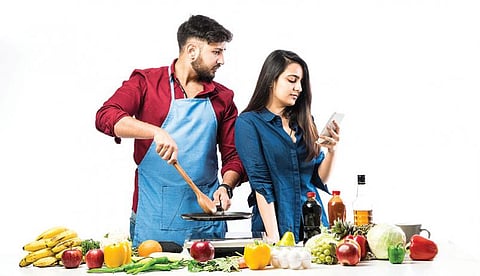 பேசு பெண்ணே - 6 | சமையலறை ஆண்மையை உறிஞ்சும் கூடாரமல்ல