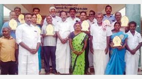 புதுக்கோட்டை மாவட்டம் மதியநல்லூர் அரசு உயர்நிலைப் பள்ளியில் பெற்றோர்கள் மற்றும் பொதுமக்களால் வழங்கப்பட்ட நினைவுப் பரிசுகளுடன் ஆசிரியர்கள் மற்றும் பணியாளர்கள்.