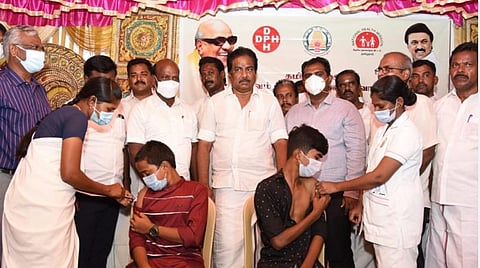 மதுரை அருகே கொட்டாம்பட்டி அரசு மேல்நிலைப் பள்ளியில் கரோனா தடுப்பூசி சிறப்பு முகாமில் தமிழக சுகாதாரத்துறை அமைச்சர் மா.சுப்பிரமணியன், வணிகவரித்துறை அமைச்சர் பி.மூர்த்தி மற்றும்  மாவட்ட ஆட்சியர் அனீஸ் சேகர் உள்ளிட்டோர்.