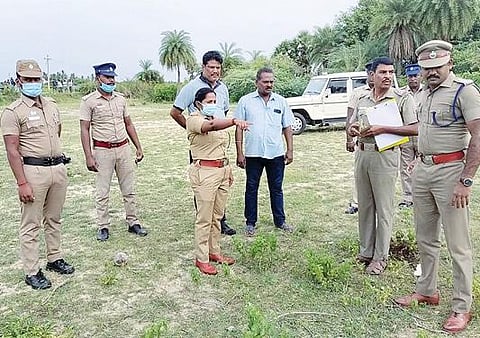 கொலை நடந்த இடத்தில் ராணிபேட்டை எஸ்.பி., தீபாசத்யன் நேற்று விசாரணை நடத்தினார்.