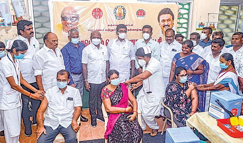 தஞ்சாவூர் முனிசிபல் காலனி மாநகராட்சிப் பள்ளியில் நேற்று நடைபெற்ற கரோனா தடுப்பூசி முகாமை பார்வையிட்ட  சுகாதாரத் துறை அமைச்சர் மா.சுப்பிரமணியன். உடன் ஆட்சியர் தினேஷ் பொன்ராஜ் ஆலிவர், எஸ்.எஸ்.பழநிமாணிக்கம் எம்.பி., துரை.சந்திரசேகரன் எம்எல்ஏ, மேயர் சண்.ராமநாதன் உள்ளிட்டோர். படம்: ஆர்.வெங்கடேஷ்