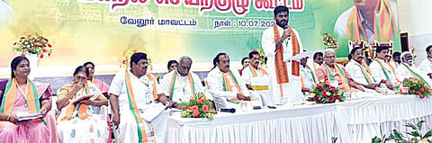வேலூர் அடுத்த அரப்பாக்கத்தில் நடைபெற்ற பாஜக மாநில செயற்குழுக் கூட்டத்தில் பேசினார் மாநிலத் தலைவர் அண்ணாமலை. அருகில்,  முன்னாள் மத்திய இணை அமைச்சர் பொன்.ராதாகிருஷ்ணன், மூத்த தலைவர் எச்.ராஜா உள்ளிட்டோர்.  படம்: வி.எம்.மணிநாதன்