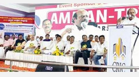 கட்டுமானம் மற்றும் மனைத்தொழில் கூட்டமைப்பு சார்பில் திருச்சியில் நேற்று நடைபெற்ற முதல் மாநில மாநாட்டில் பேசுகிறார் பொதுப்பணி மற்றும் நெடுஞ்சாலைகள் துறை அமைச்சர் எ.வ.வேலு.